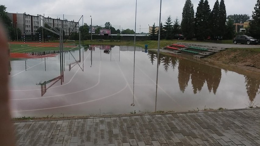 Boisko jak basen. Zalana murawa w Starachowicach