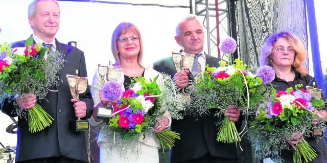 Od lewej: Mirosław Piasecki, Bogusława Wypych, Jerzy Poświat i Iwona Jeżewska - osoby nagrodzone statuetką Jędrzejowianina Roku.