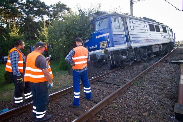 Na przejeździe kolejowym przy ul. Przejście lokomotywa uderzyła w budynek mieszkalny, zdzierając ze ściany warstwę ocieplająca. Ludziom nic się nie stało