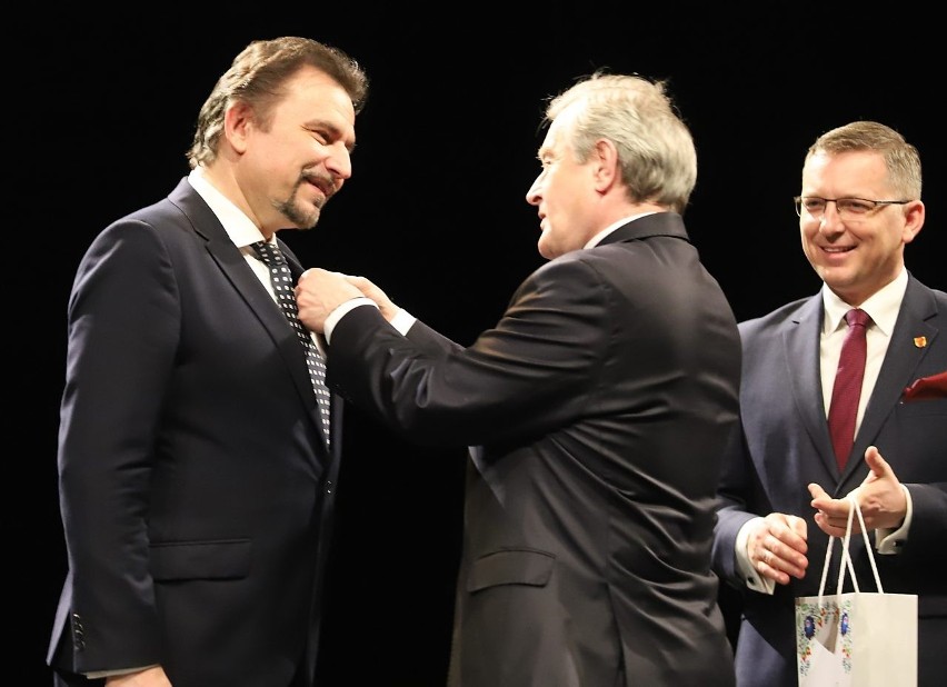 Srebrny Medal „Zasłużony Kulturze Gloria Artis”, z rąk...