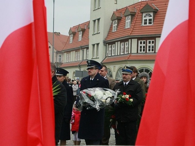 Podczas niedzielnych obchodów Narodowego Święta Niepodległości plac przed pomnikiem Tysiąclecia Państwa Polskiego był udekorowany flagami państwowymi. Brakowało ich jednak na wielu budynkach.