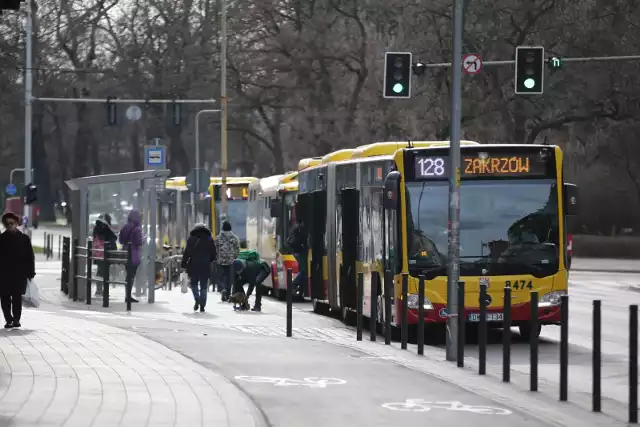 \Wrocławskie MPK zdecydowało. że od najbliższej środy - 6 maja, przywrócone zostaną robocze rozkłady jazdy dla niemal wszystkich dziennych linii tramwajowych i autobusowych. Są jednak nieliczne wyjątki, wprowadzone zostaną także nowości. Sprawdź, co się zmieni.