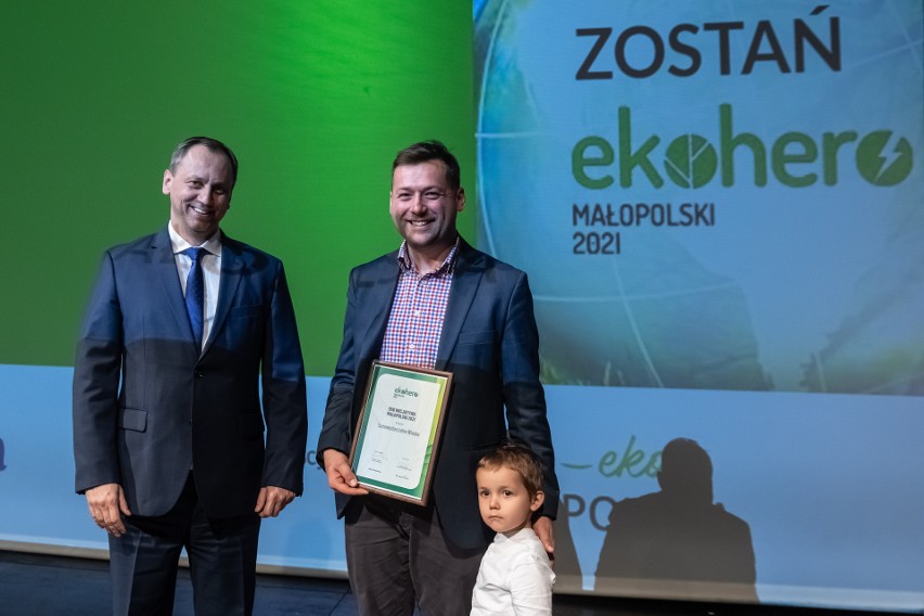Maciej Pawłowski z synkiem odbiera nagrodę za projekt...