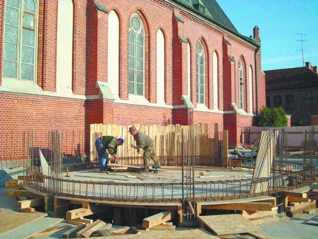 Zanim zrobiono podpiwniczenie kaplicy i krypty, robotnicy musieli umocnić bardzo płytkie fundamenty katedry. Przez dwa miesiące nad pracami prowadzony był także nadzór archeologiczny.