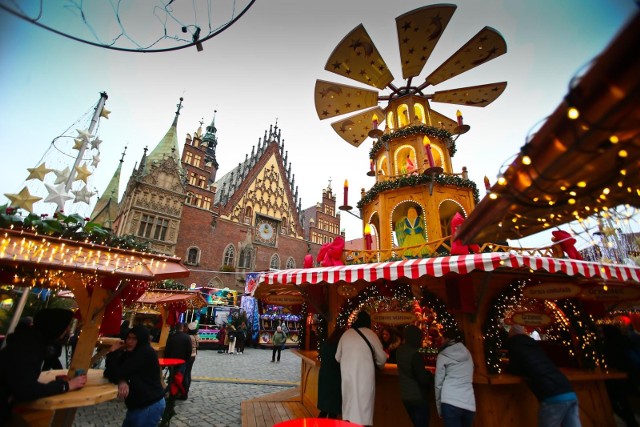 Gdzie spędzić Boże Narodzenie 2022? Coraz więcej Polaków decyduje się na wyjazd na święta. Przejdź dalej i zobacz regiony naszego kraju, które warto odwiedzić w czasie świąt Bożego Narodzenia.