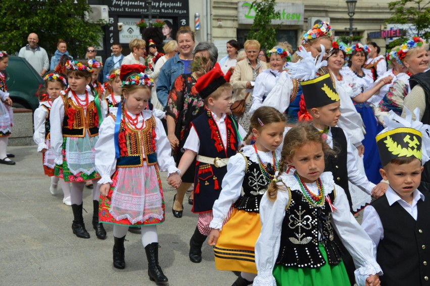 Na rynku w Wieliczce odtańczono "Międzypokoleniowego...