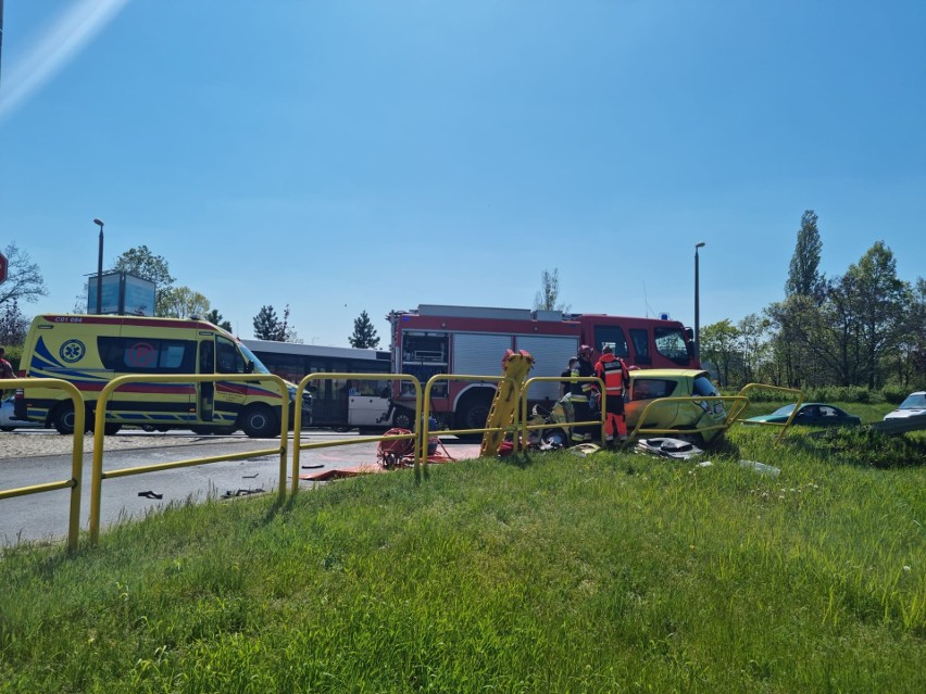 Zderzenie auta osobowego z ciężarówką w Toruniu. Jedna osoba poszkodowana