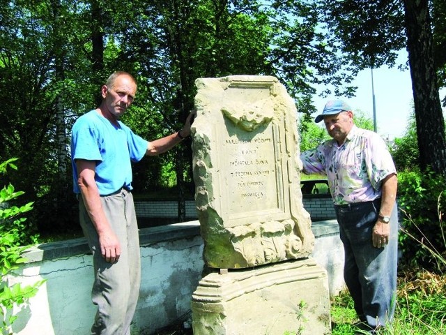 Najpiękniejszy z ocalałych nagrobków stał na grobie Edwarda Fryka &#8211; tłumaczą Witalis Bajgus (z lewej) i Leonidas Ackiewicz
