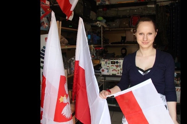 Anna Kopeć, ze sklepu "Harcerz&#8221; mówi, że w zeszłym roku sprzedawało się więcej flag. 