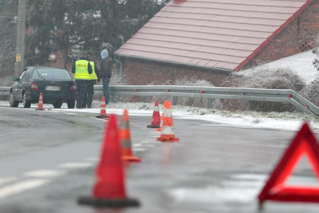 Do zdarzenia doszło w piątek (15 stycznia) na ul. Odrzańskiej w Krępie. Ranna kobieta została przewieziona do szpitala.Piesza szła poboczem. Ul. Odrzańską jechał kierujący nissanem. Mężczyzna najprawdopodobniej z powodu nadmiernej prędkości stracił panowanie nad samochodem. Nissan wypadł z drogi i wpadł na pobocze, po którym szła około 50-letnia kobieta. Tam doszło do potrącenia.Karetka przewiozła ranną pieszą do szpitala. Policjanci z zielonogórskiej drogówki zabezpieczyli ślady i przygotowali dokumentację z miejsca wypadku.Nie ma jeszcze informacji na temat stanu potrąconej kobiety.