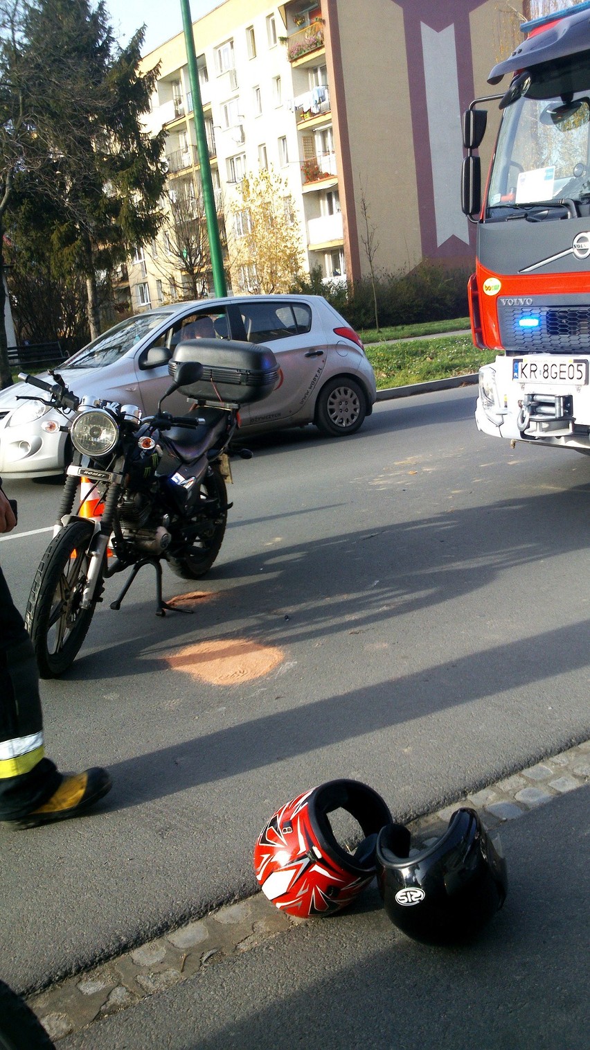 Nowy Sącz. Wypadek na ul. Barskiej. Zderzenie samochodu z motocyklem. Ranna kobieta w szpitalu