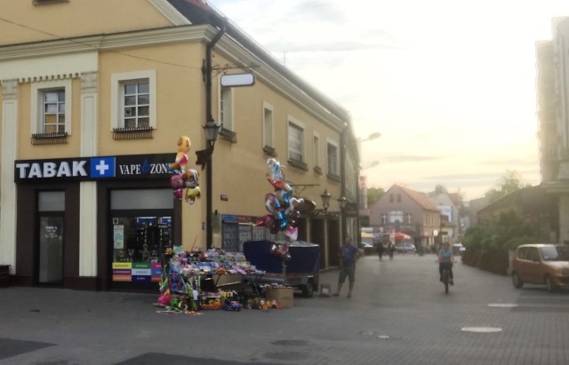 Wiejski jarmark na rynku w Rybniku. Estetyczny dramat. Kto na to pozwolił?