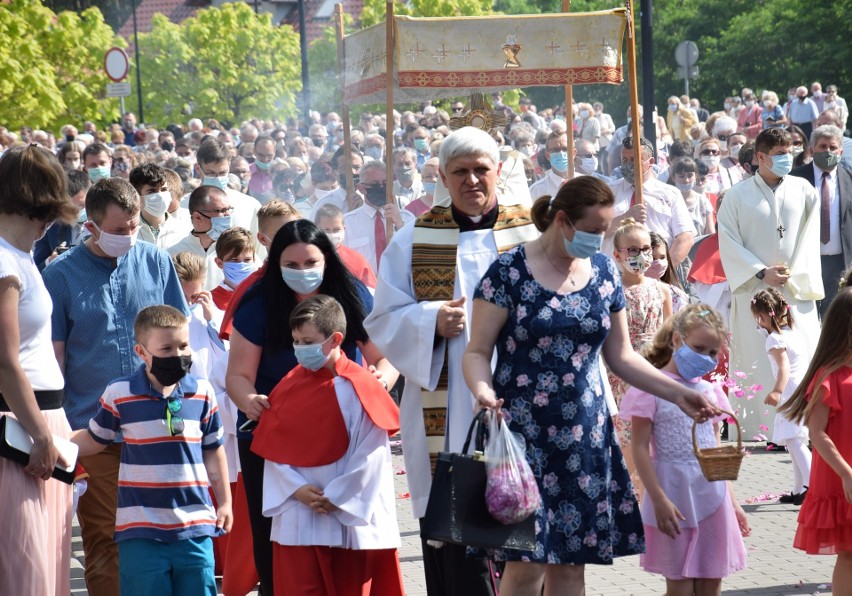 Tłumy na procesji Bożego Ciała w Kędzierzynie-Koźlu. Wierni przeszli wokół kościoła pw. Ducha Świętego na osiedlu Piastów