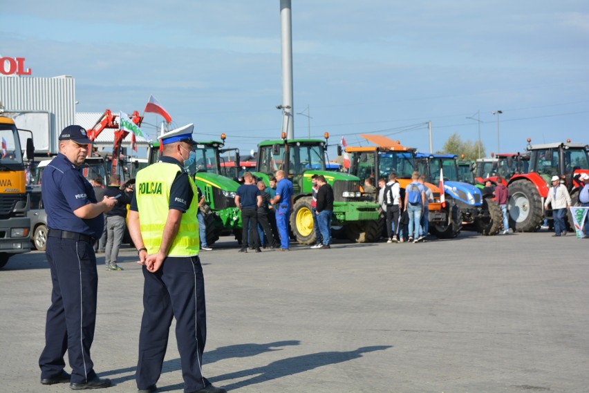 Protest rolników w Polsce. W Makowie Mazowieckim blisko 100 ciągników wyjechało w kierunku Ciechanowa. 7.10.2020. Zdjęcia