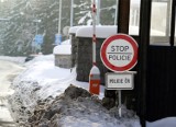 Sypnęło śniegiem w górach. Ważna droga po czeskiej stronie zamknięta dla aut ciężarowych