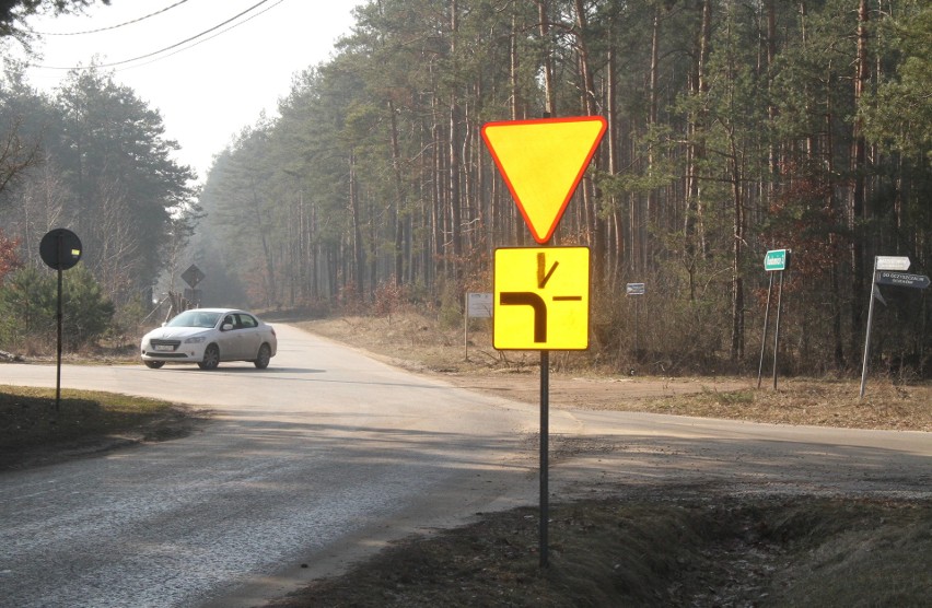 Znakowi „ustąp pierwszeństwa” zaprzecza tabliczka wskazująca...