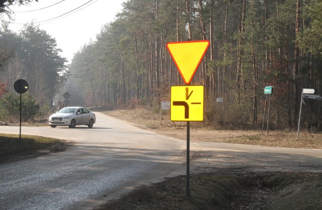 Znakowi „ustąp pierwszeństwa” zaprzecza tabliczka wskazująca rzeczywisty przebieg drogi z pierwszeństwem przez skrzyżowanie w tym przypadku od strony Marzysza Pierwszego w kierunku Drugiego i Kaczyna.