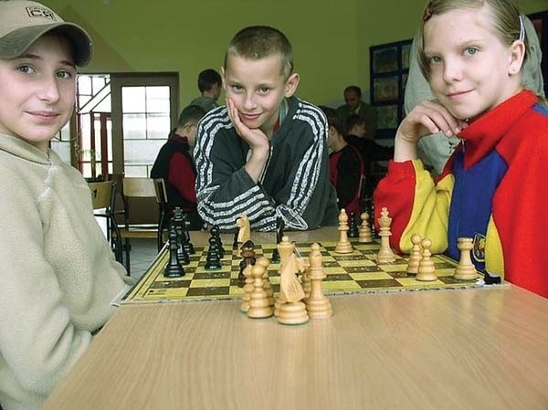 W szachowych zmaganiach wzięli udział uczniowie szkół podstawowych i gimnazjów.
