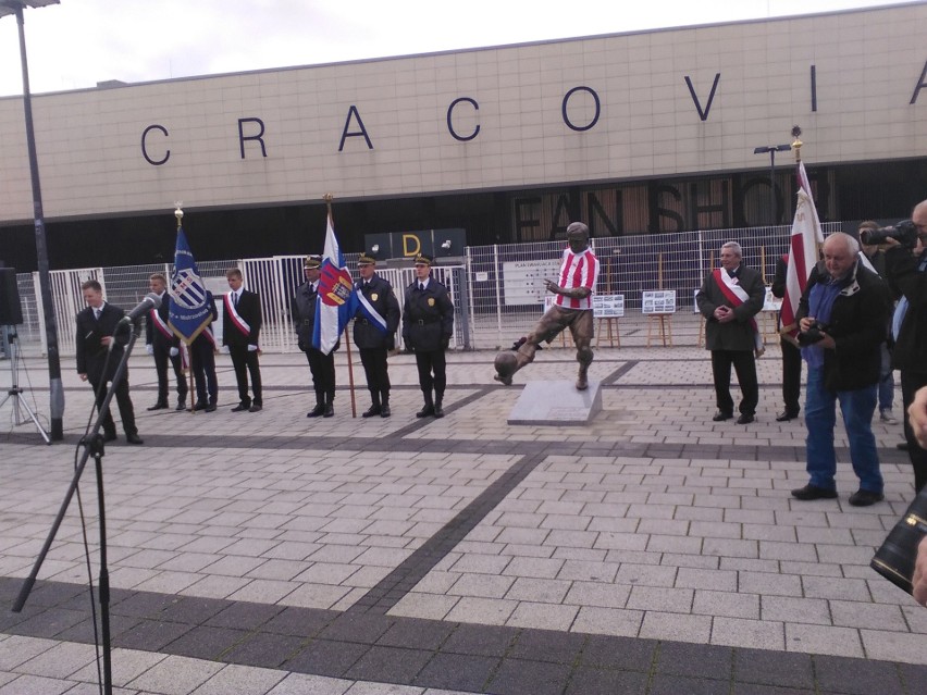 Pomnik Józefa Kałuży stanął przed stadionem Cracovii