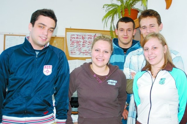 Sebastian (od lewej), Tomek, Adrian oraz bliźniaczki Sylwia i Anna to najzdolniejsi uczniowie monieckiego LO. Rozwijają w tej szkole swoje zainteresowania.