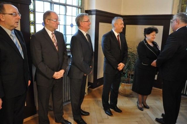 Na zdjęciu od prawej: wicewojewoda Antoni Jastrzembski, Barbara Kierat, Jerzy Chęciński, Ernest Hober,Jan Jaskulski i Gerard Ligus.