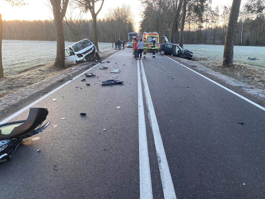 Mały Płock. Wypadek na DK 63 na trasie Kolno - Łomża. Seat zderzył się z fordem. Dwie osoby ranne [ZDJĘCIA]