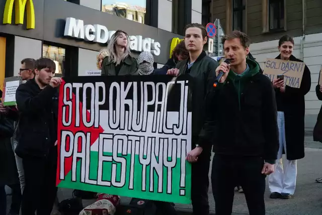 Uczestnicy demonstracji trzymali ze sobą banery, na których dało się zauważyć hasła, jak: "Wolna Palestyna", "Stop ludobójstwu", "Stop okupacji Palestyny", czy "Gaza to więzienie".