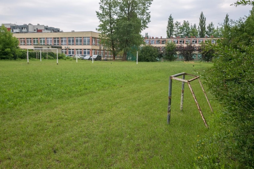 Kraków. Są przeciwko upychaniu ogromnego basenu na zielonym terenie szkoły