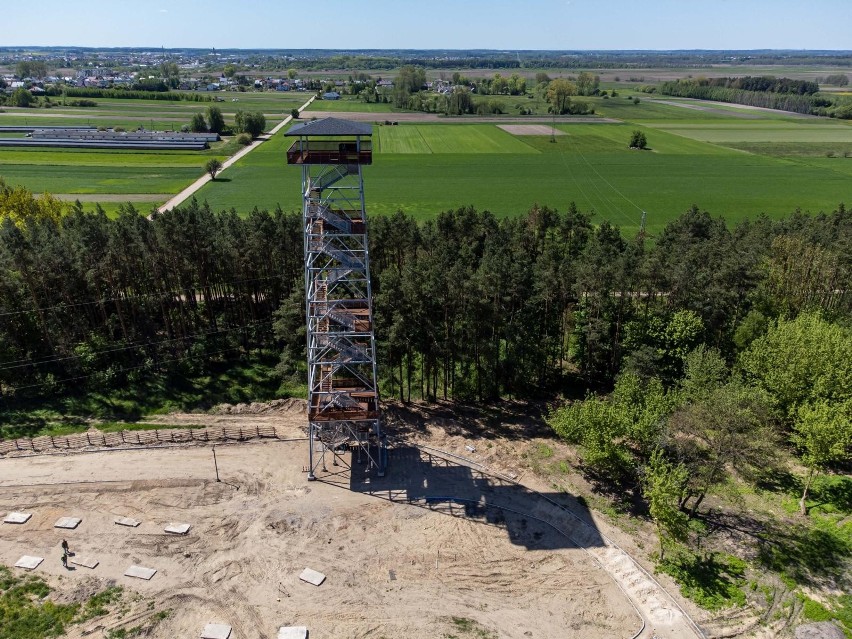 Uhowo. Wieża widokowa na Podlasiu jest jedną z największych w Polsce. Dlaczego pozostaje zamknięta? [ZDJĘCIA]
