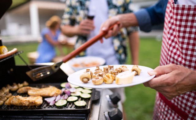 Przydatne akcesoria do grillowania, które znacznie ułatwią przyrządzenie pysznych potraw.