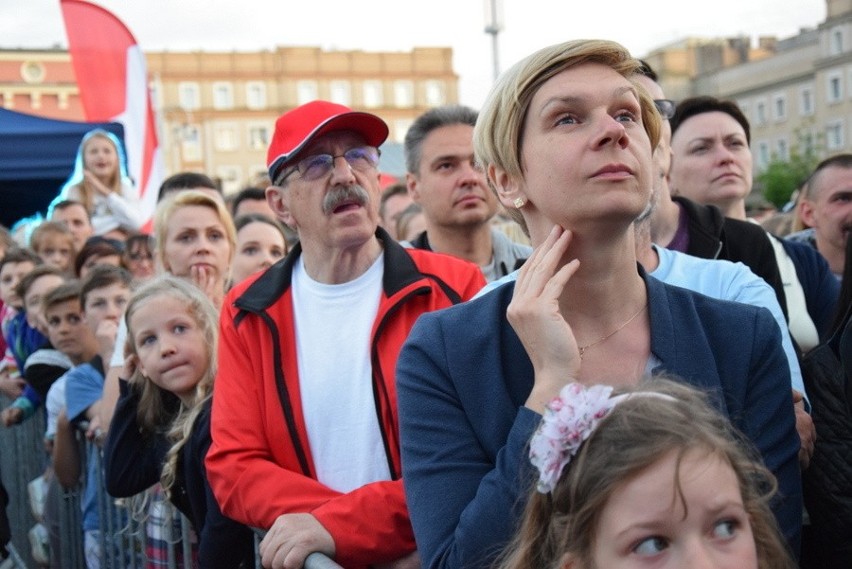 Częstochowa: Natalia Nykiel wystąpiła na dachu autobusu Red...