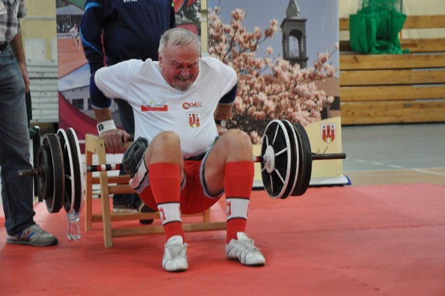 Jerzy Krzciuk, kulturysta z Kluczborka, zrobił 50 pompek tyłem ze 110-kilogramową sztangą.