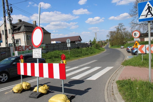 Rozpoczyna się przebudowa ul. Św. Wojciecha w Rudzie. To kolejna inwestycja zlecona przez Starostwo Powiatowe w Wieluniu z finansowaniem z Rządowego Funduszu „Polski Ład”.