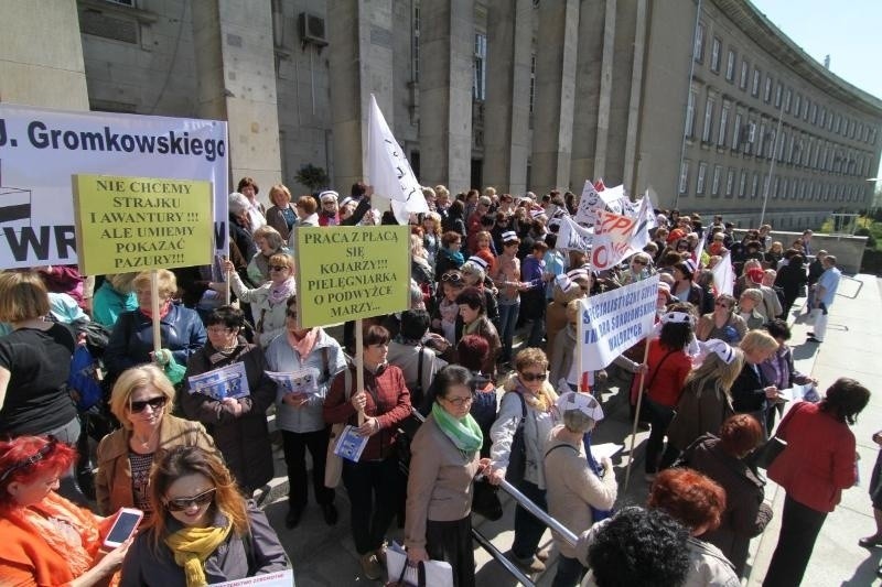 Kilkaset pielęgniarek protestowało pod urzędem wojewódzkim. Chcą wyższych pensji (FILM, ZDJĘCIA)