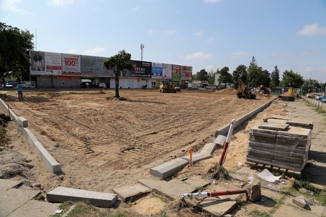 Remont wszystkich siedmiu parkingów, chodników, budowa modułowych pawilonów i zadaszenia w części targowej. To główne założenia wielkiej modernizacja bazaru przy ulicy Kawaleryjskiej. Właśnie ruszyły prace budowlane.