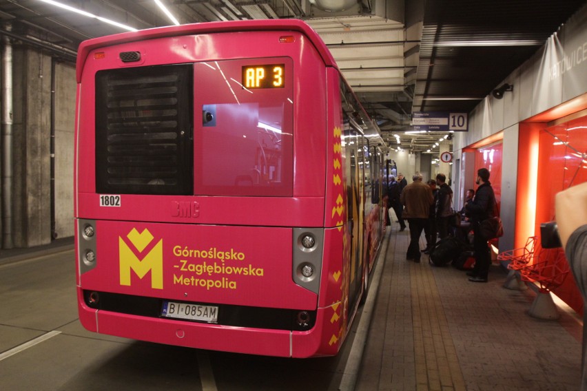 Różowe autobusy z żółtym logo metropolii będą kursować na...