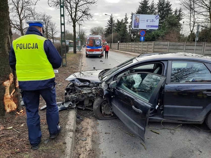 Wypadek na Taborowej w Poznaniu. Samochód uderzył w drzewo. Pięć osób zostało rannych