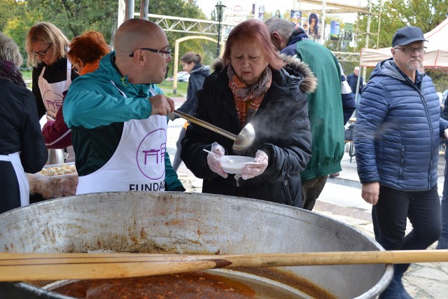 Z okazji Światowego Dnia Walki z Głodem w Mysłowicach można było zjeść za darmo pyszny żurek. Wielki gar i wolontariusze czekali na mieszkańców na rynku. Zobacz kolejne zdjęcia. Przesuń w prawo - wciśnij strzałkę lub przycisk NASTĘPNE