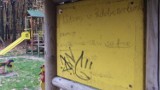 Wulgarne napisy witają dzieci na placu zabaw
