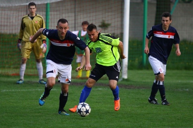 Piłkarze Polonii Głubczyce (na zdjęciu z lewej Maciej Machi) już w                           pierwszej części sezonu spotkają się z zawodnikami Leśnicy (na zdjęciu w środku Łukasz Janczarek).