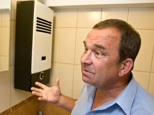 Leszek Wieczorek z ulicy Koszalińskiej nie zgadza się na likwidację piecyka gazowego w swoim mieszkaniu, które wykupił na własność. Spółdzielnia jednak zadecydowała za wszystkich lokatorów.