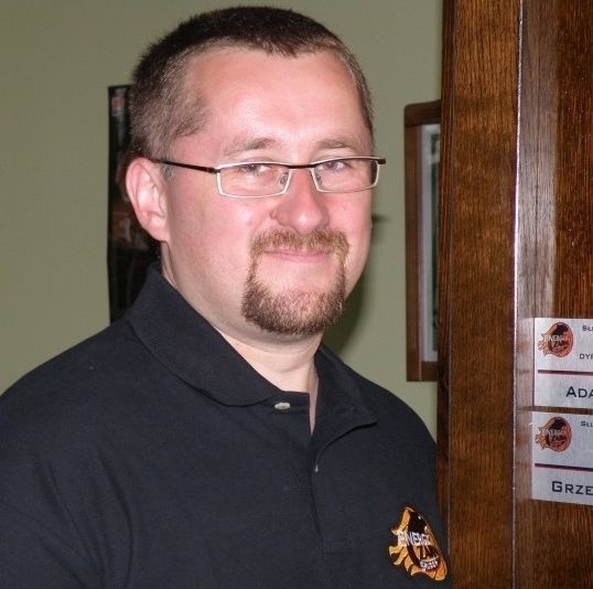 Adam Romański przed swoim gabinetem w siedzibie klubu.