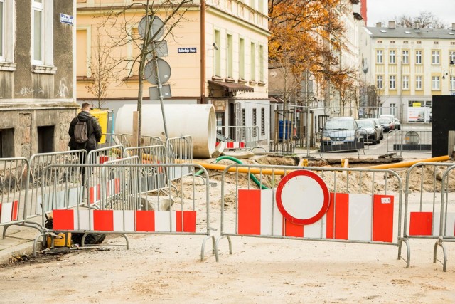 Prace prowadzone przy ul. Reja i Skargi polegają na budowie deszczowej retencji kanałowej w celu przeciwdziałania skutkom zmian klimatycznych, np. podtopieniom terenu