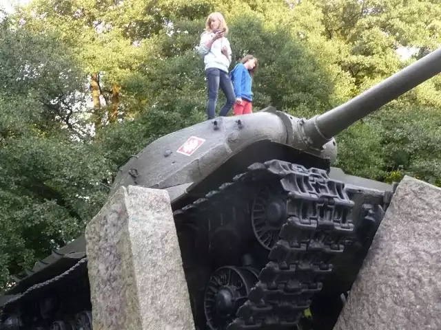 Odnowiony czołg w parku Chrobrego w Lęborku. Tu spotykają się młodzi ludzie. 