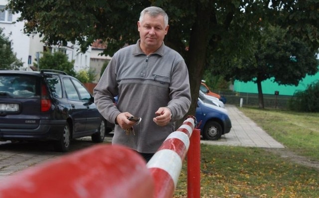 Do obowiązków pana Zenona, woźnego w "trójce&#8221;, należy codzienne opuszczanie i podnoszenie szlabanów. &#8211; To przecież dla bezpieczeństwa dzieci &#8211; mówi.