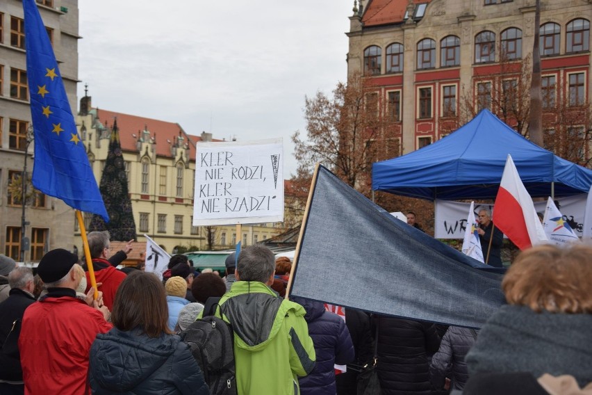 KOD protestował na Solnym. "PiS niszczy demokrację", "Wracamy do komunizmu"