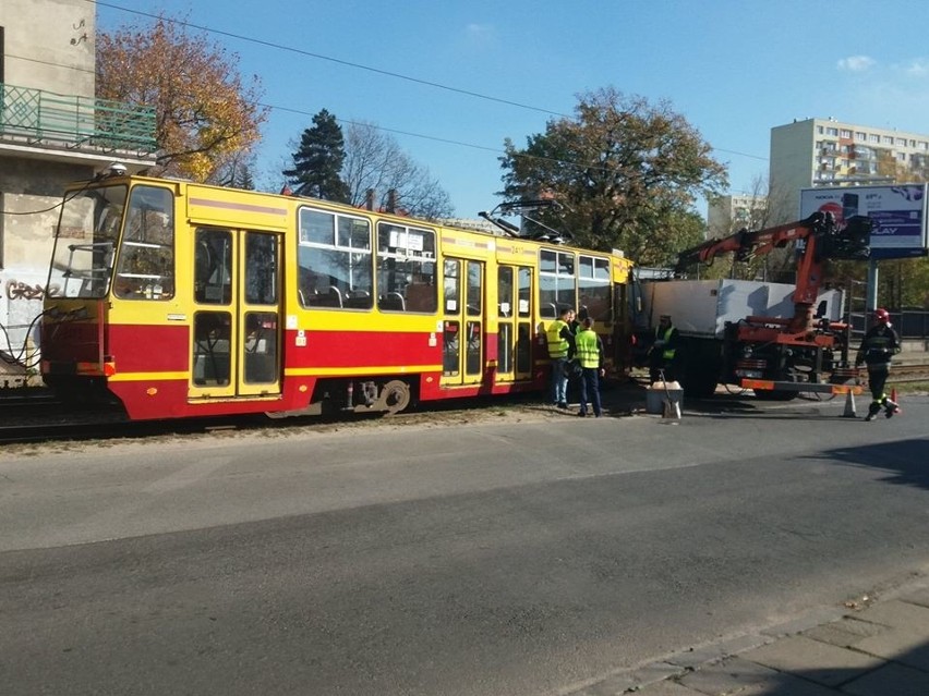 Wypadek na Kilińskiego przy Siedleckiej w Łodzi. Samochód