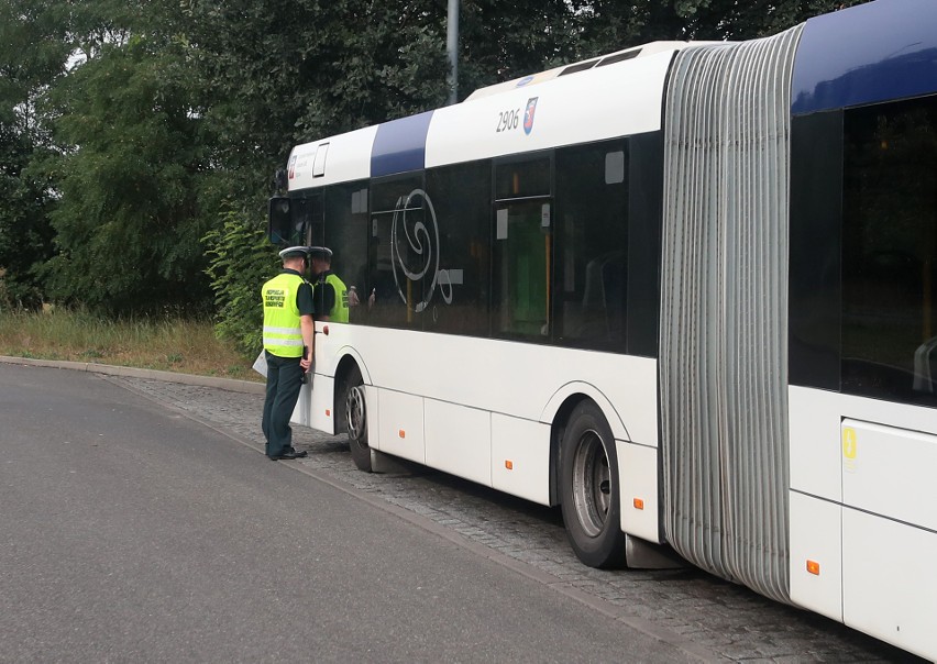 Inspekcja Transportu Drogowego w Szczecinie kontroluje stan techniczny autobusów. Nie wszystkie pomyślnie przeszły kontrole