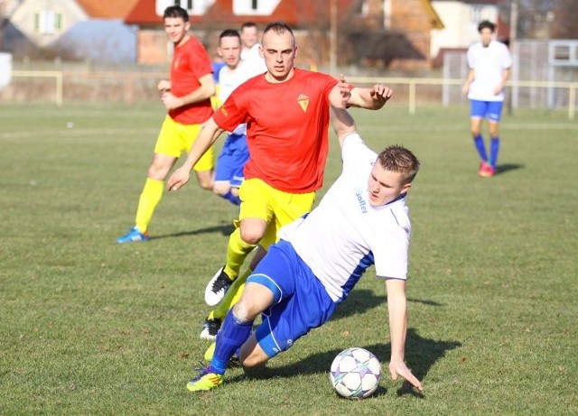 O piłkę walczą: Damian Szafarski (z tyłu) i Kamil Masternak.