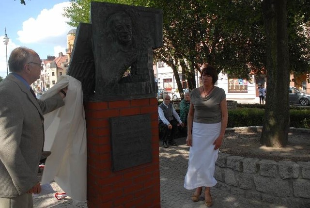 Pomnik stoi na Starym Mieście. Osłonili go Krystyna, towarzyszka życia Stachury i przewodniczący rady Andrzej Koliński.